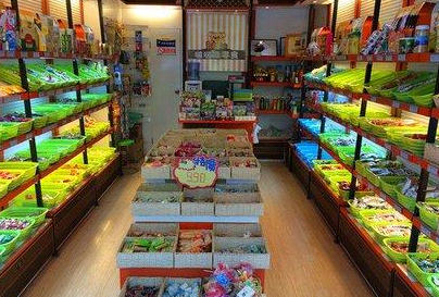 三只小豬零食店